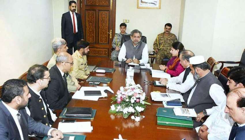 اسلام آباد: وزیراعظم شاہد خاقان عباسی ایک اجلاس کی صدارت ..