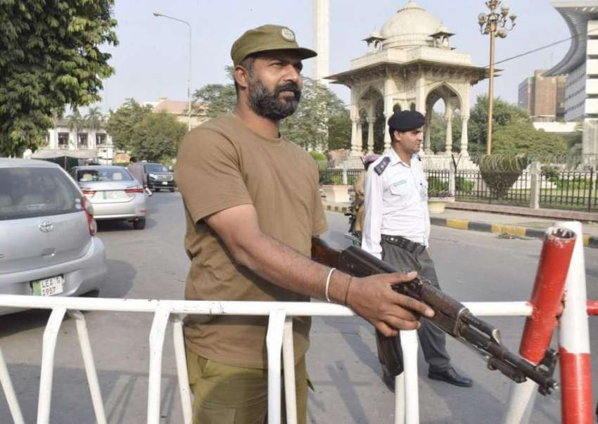 لاہور: پنجاب اسمبلی کے اجلاس کے موقع پر پولیس اہلکار الرٹ ..