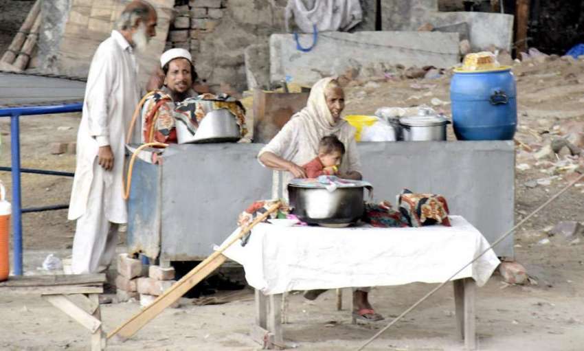 لاہور: دریائے راوی کے کنارے کھانے کے سٹالز لگے ہیں۔
