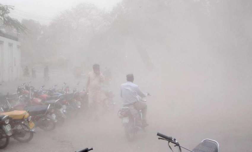 لاہور: شہر میں تیز آندھی کے باعث گرد و غبار اڑ رہی ہے۔