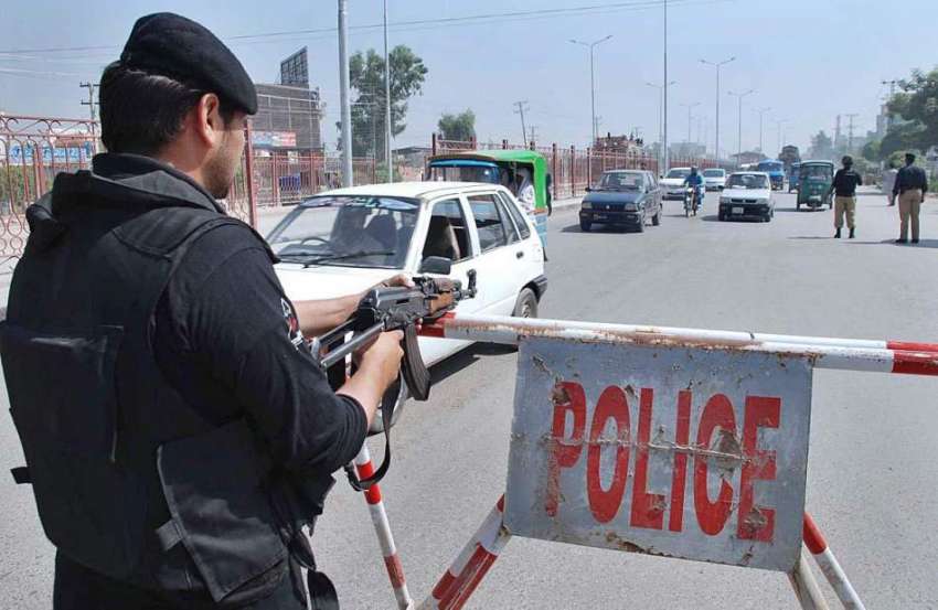 پشاور: محرم الحرام کے موقع پر پولیس اہلکار چیک پوسٹ پر الرٹ ..