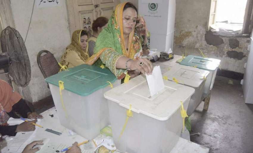 لاہور: عام انتخابات 2018   کے موقع پر ایک خاتون ووٹر اپنا ووٹ ..