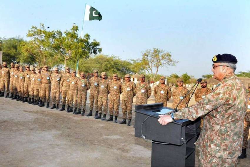 سندھ: آرمی چیف جنرل قمر جاوید باجوہ جوانوں سے خطاب کررہے ..