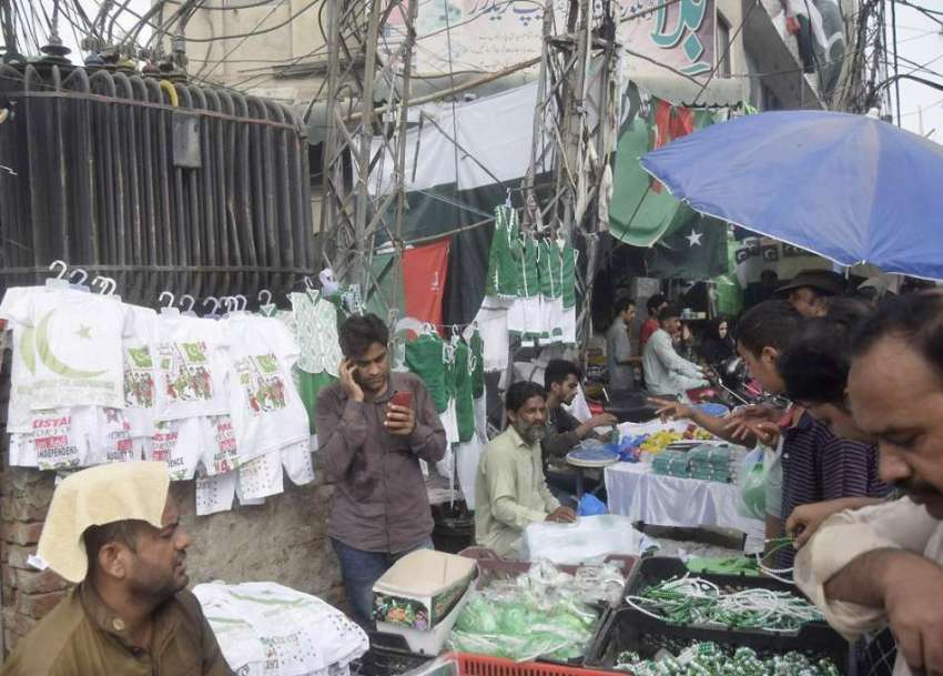 لاہور: اردو بازار میں ایک شخص نے یوم آزادی کی مناسبت سے ملبوسات ..