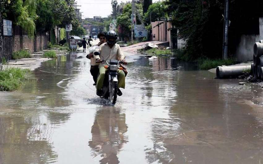 راولپنڈی: اصغر مال روڈ سے شہری بارش کے جمع پانی سے گزر رہے ..