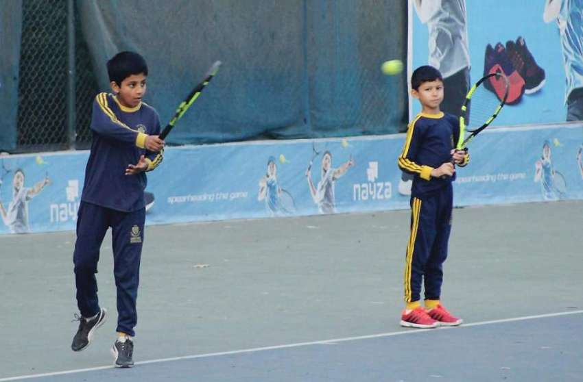 لاہور: باغ جناح میں ٹینس کے کھلاڑی بچے پریکٹس کر رہے ہیں۔