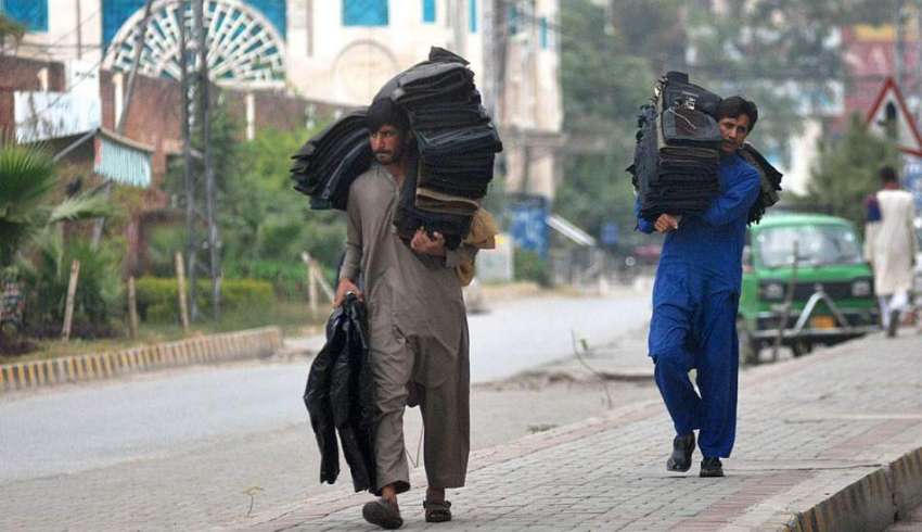 راولپنڈی: محنت کش پھیری لگا کر جیکٹیں فروخت کررہے ہیں۔