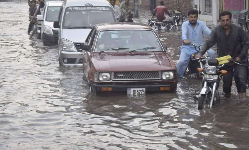 لاہور: شہر میں موسلا دھار بارش کے بعد گڑھی شاہو چوک میں جمع ..