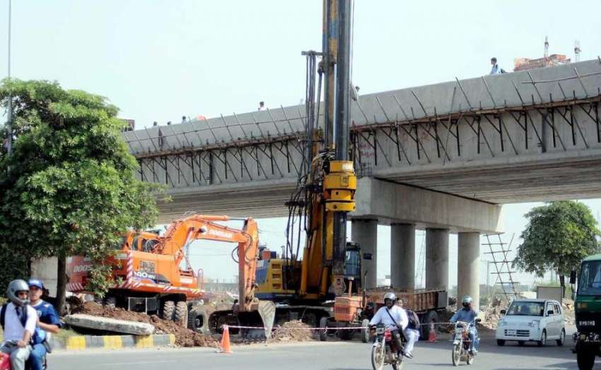 اسلام آباد:کھنہ پل ہائی وے پل کا تعمیراتی کام جاری ہے۔