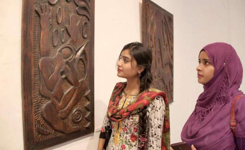 لاہور: نیشنل کالج آرٹس میں طالبات نمائش دیکھ رہی ہیں۔