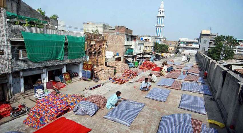 راولپنڈی: موسم سرما کے پیش نظر مزدور رضائیاں تیار کررہے ..