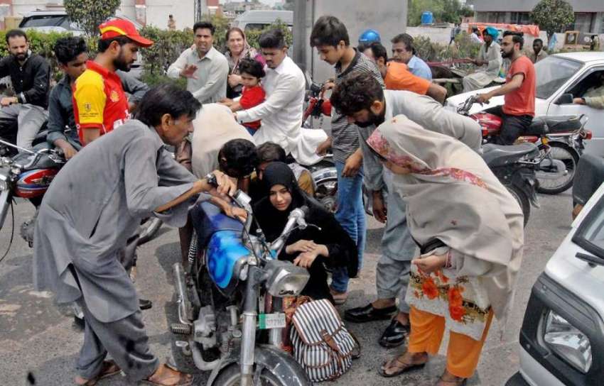 راولپنڈی: مری روڈ پر موٹر سائیکل کی چین میں برقعہ پھنس جانے ..