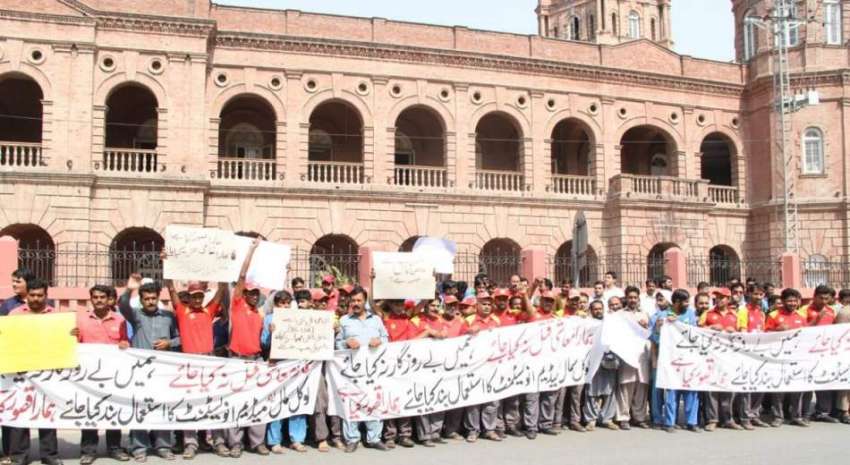 لاہور: سپریم کورٹ رجسٹری کے باہر سائلین احتجاج کر تے ہوئے ..