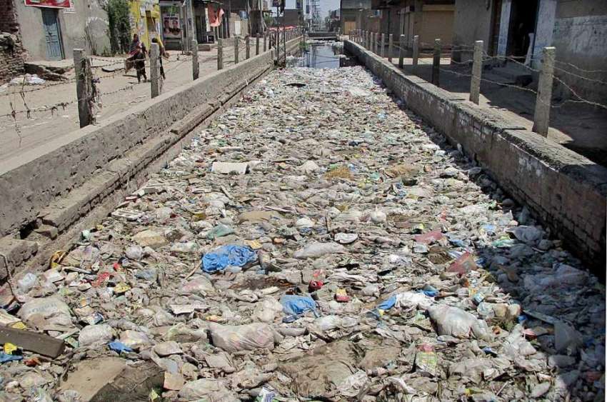 فیصل آباد:کچرے کی وجہ سے نالے کا پانی رکا ہوا ہے، متعلقہ ..