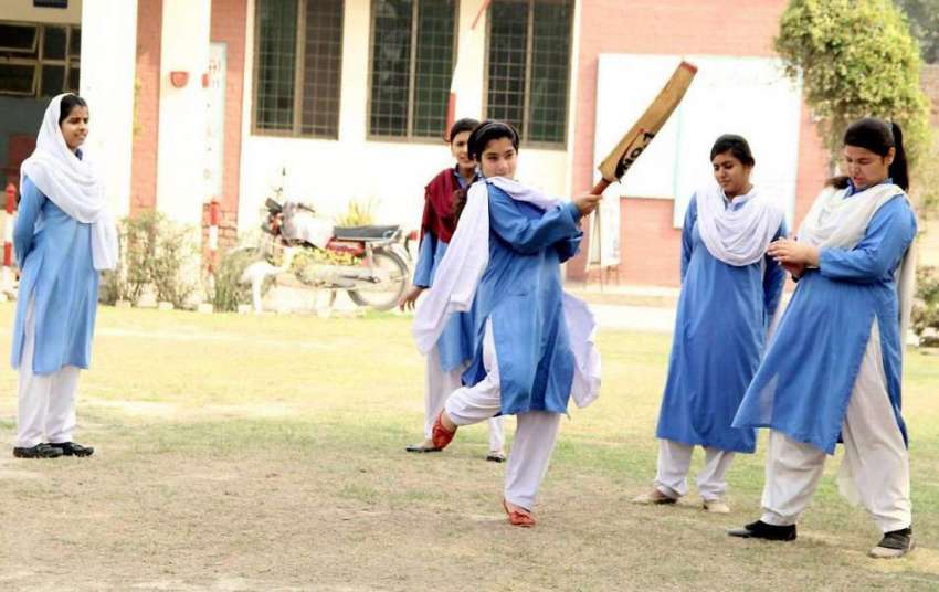 لاہور: فاطمہ گرلز ہائی سکول مزنگ میں طالبات کرکٹ کھیل رہی ..