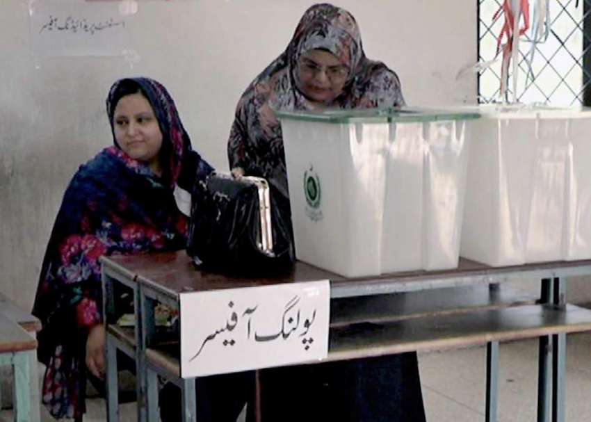 راولپنڈی: عام انتخابات 2018  کے موقع پرخواتین پولنگ آفیسر ..