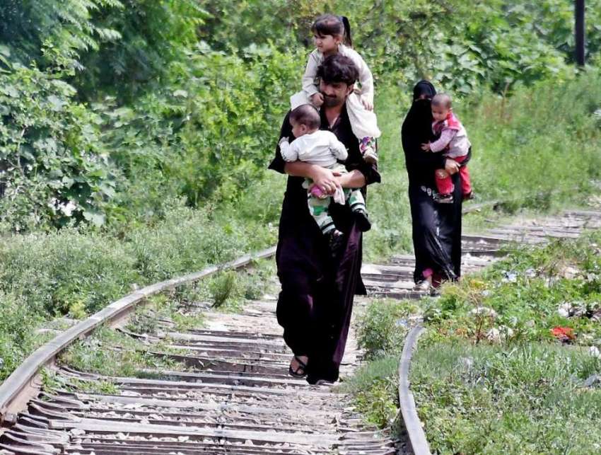 راولپنڈی: مریڑ ریلوے ٹریک پر ایک شخص کسی خطرے کی پرواہ کئے ..