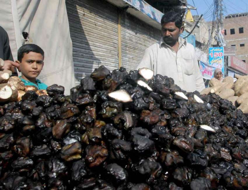 راولپنڈی: ریڑھی بان سنگھاڑے فروخت کررہا ہے۔