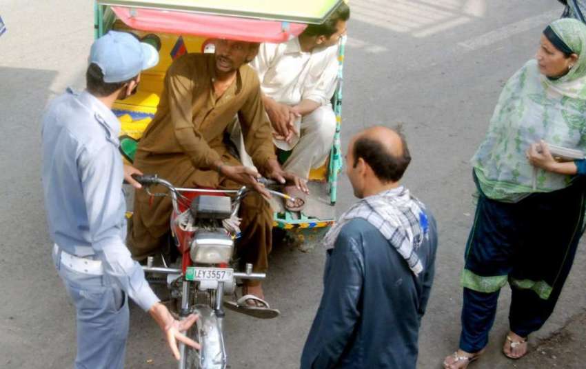 لاہور: راوی روڈ پر رکشہ ڈرائیور روکے جانے پر ٹریفک وارڈن ..