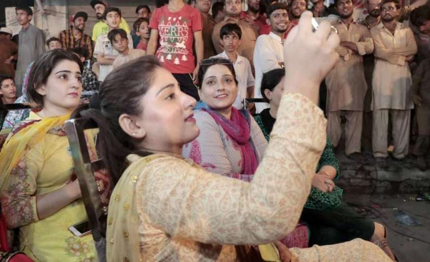 لاہور: تحریک انصاف کی خواتین کارکنان حلقہ این اے127میں انتخابی ..