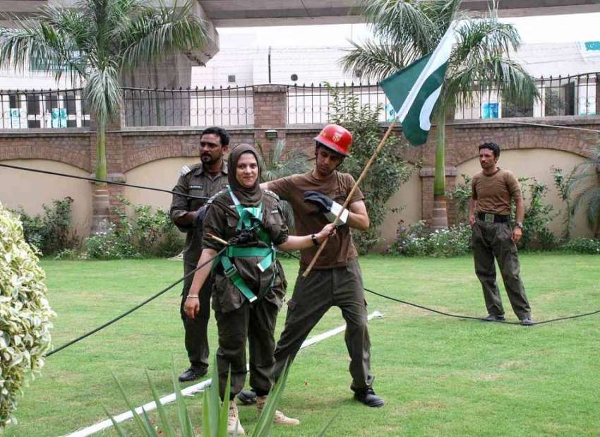 پشاور: ریسکیو1122کی خاتون اہلکار قومی پرچم اٹھائے ہنگامی ..