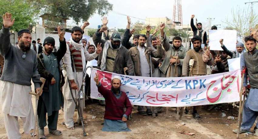 پشاور: گنڈا مار حیات آباد پولیس کے خلاف پریس کلب کے سامنے ..