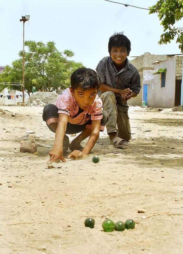 اسلام آباد: وفاقی دارالحکومت میں بچے مقامی پارک میں کھیل ..