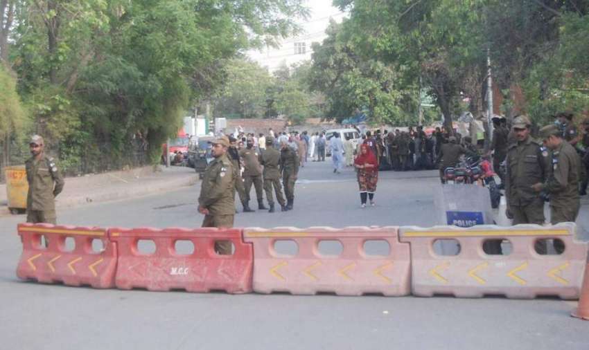 لاہور: پریس کلب کے باہر احتجاجی مظاہروں کے باعث پولیس نے ..