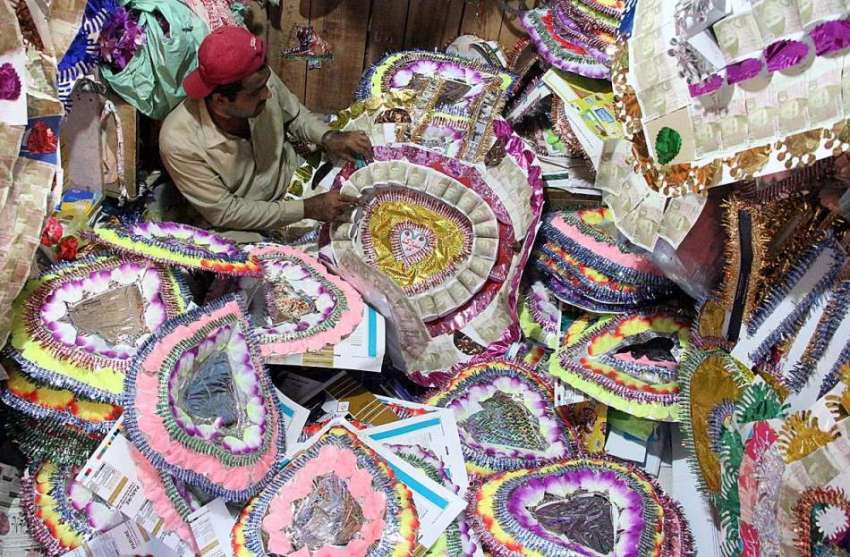 لاڑکانہ: دکاندار گاہکوں کو متوجہ کرنے کے لیے شادی بیاہ میں ..