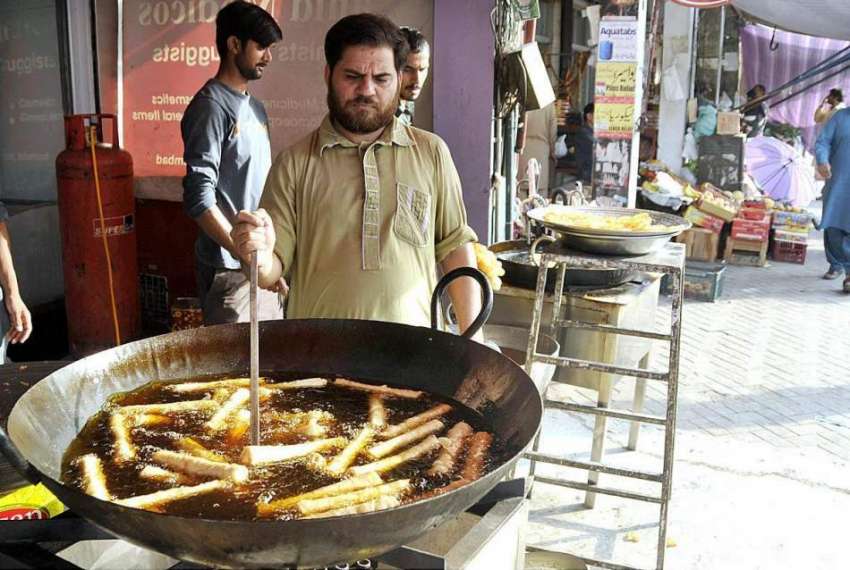 اسلام آباد: دکاندار افطاری کے پیش نظر سموسہ رول وغیراہ فرائی ..