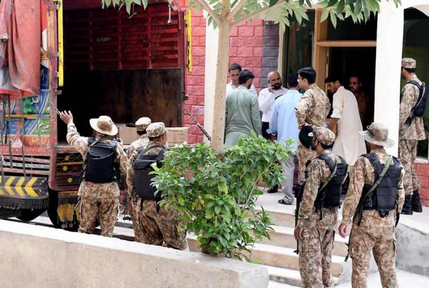 راولپنڈی: سیشن کورٹ کے احاطہ میں بیلٹ پیپرز و دیگر سامان ..