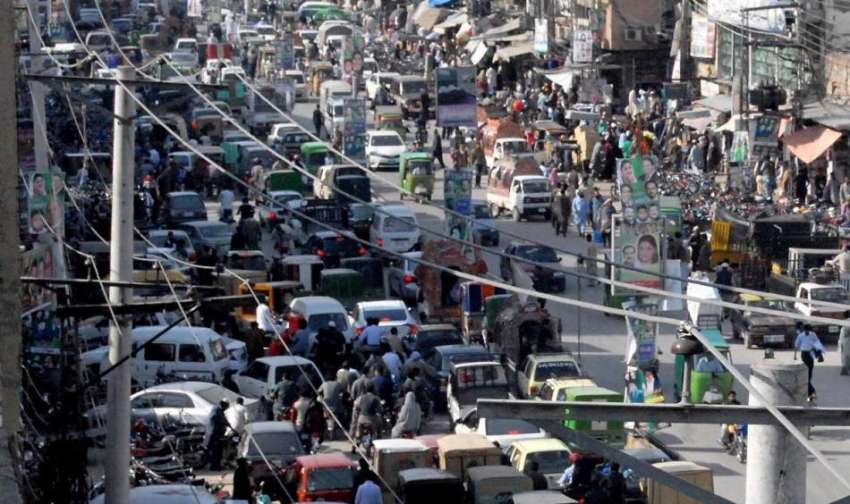 راولپنڈی: راجہ بازار میں ٹریفک جام کا منظر۔