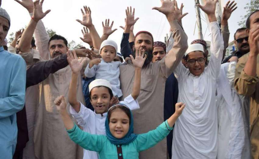 لاہور: مال روڈ پر مذہبی جماعت کے دھرنے میں شریک بچے نعرے ..