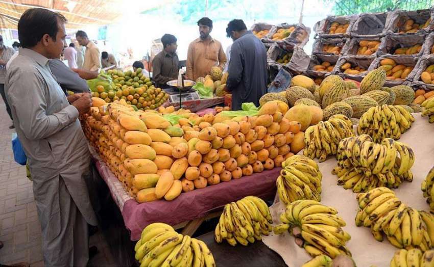 راولپنڈی: شہری سستا رمضان بازار سے تازہ پھل خرید رہے ہیں۔