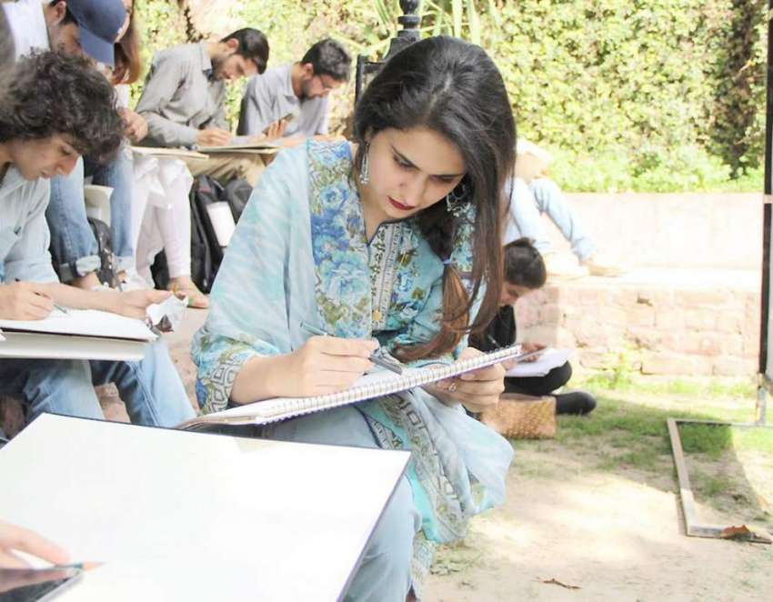 لاہور: شاکر علی میوزیم آرٹ گیلری میں طلباء ڈرائنگ کر رہے ..