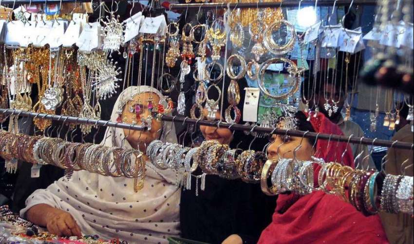 راولپنڈی: عید کی تیاریوں میں مصروف خواتین جیولری خرید رہی ..