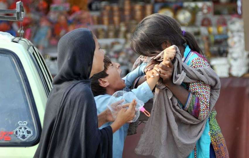 اسلام آباد: خانہ بدوش بچہ ، بچی سے چادر چھین رہا ہے۔