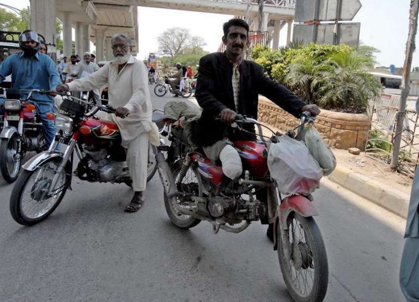 راولپنڈی: ایک معذور شخص اپنی مخصوص موٹر سائیکل چلاتے ہوئے ..