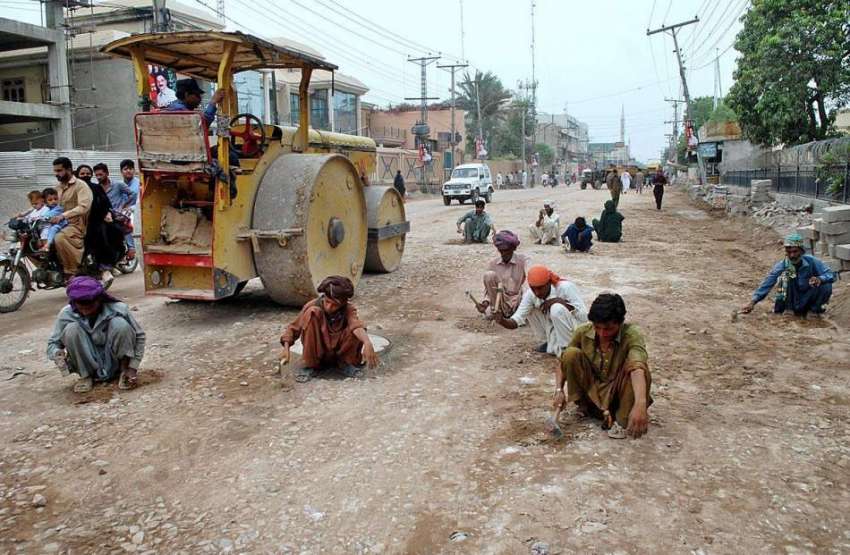 ملتان: مزدور نواں شہر سے ڈیرہ اڈہ روڈ تک سڑک کے تعمیراتی ..