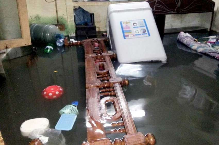 راولپنڈی: شدید بارش کے بعد کرتارپور کے ایک گھر میں بارش کا ..