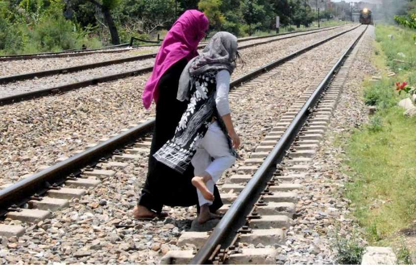 راولپنڈی: مریڑ ریلوے ٹریک سے خواتین خطرناک انداز سے گزر ..
