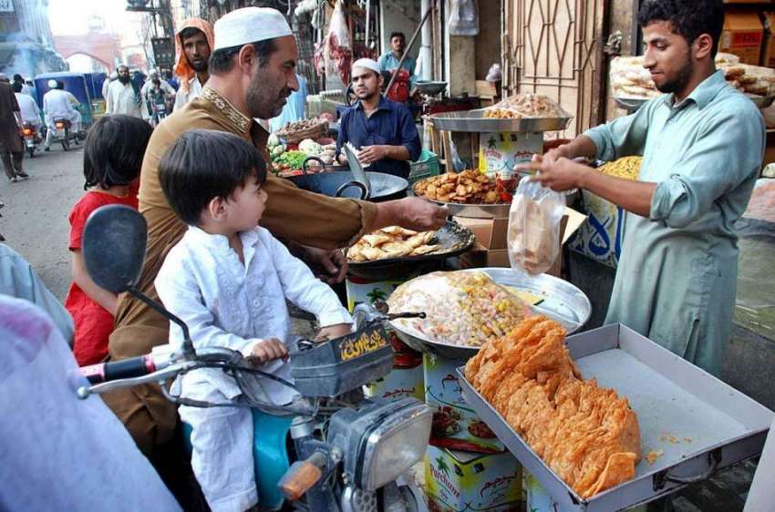 پشاور: شہری افطاری کے اوقات میں سموسے وغیرہ خریدنے میں مصروف ..
