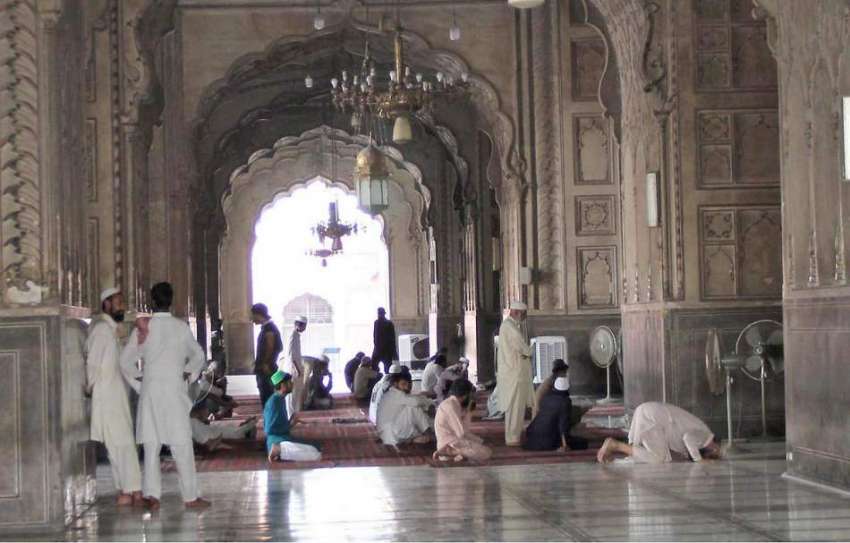 لاہور: شہری بادشاہی مسجد میں نماز ادا کر رہے ہیں۔