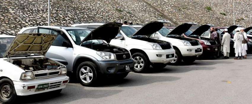 پشاور: این ایچ اے کے ریجنل آفس میں آکشن کے لیے رکھی گئی گاڑیاں۔