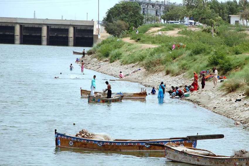 حیدر آباد: خوشگوار موسم سے لطف اندوز ہونے کے لیے شہری کشتی ..
