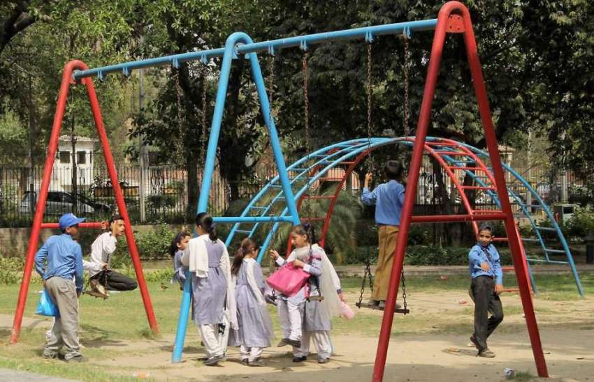لاہور: نظریہ پاکستان ٹرسٹ کے دورے پر آئے مقامی سکول کے بچے ..
