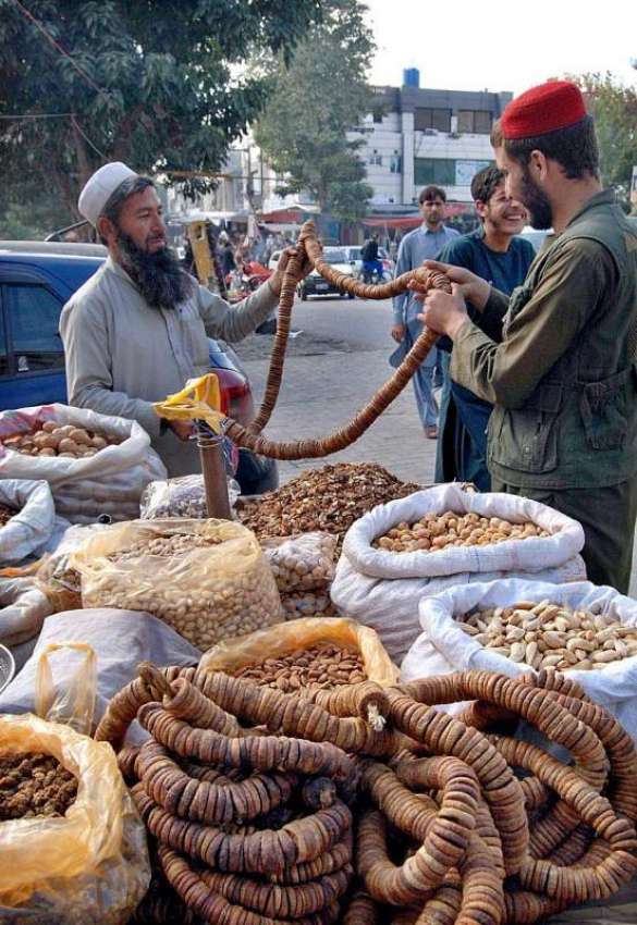 اسلام آباد: ریڑھی بان خشک میوہ جات فروخت کررہا ہے۔
