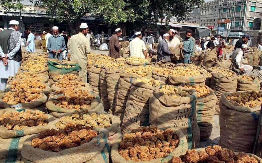 پشاور: گڑ منڈی میں دکانداروں نے گاہکوں کو متوجہ کرنے کے لیے ..