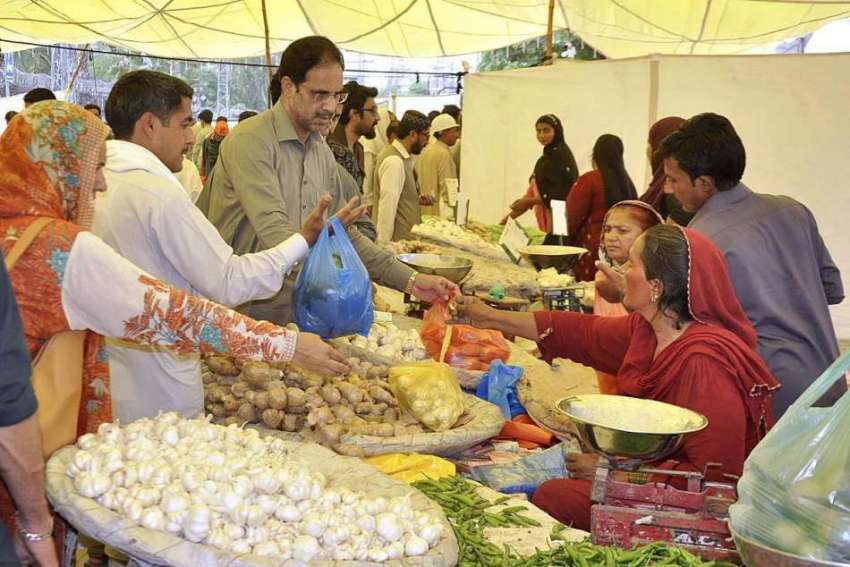 راولپنڈی: شہریوں کی بڑی تعداد سستا رمضان بازار سے مختلف ..