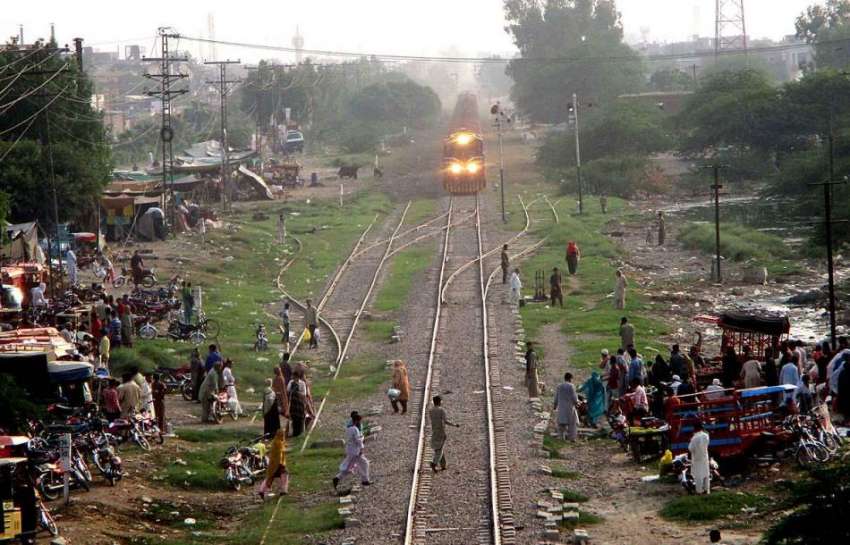 فیصل آباد: شہری کسی خطرے کی پرواہ کیے بغیر ریلوے ٹریک کراس ..